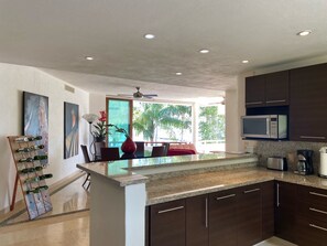 舒適公寓客房, 廚房, 海景 | 私人廚房 | 電冰箱、微波爐、烤箱、爐台