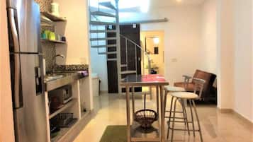 Casa de ciudad confort, cocina, vista al océano | Cocina privada | Refrigerador, microondas y utensilios de cocina