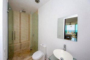 Comfort Townhome, Kitchen, Ocean View | Bathroom | Shower, towels - Casita Hidalgo (Puerto Vallarta)