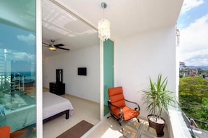 Comfort Townhome, Kitchen, Ocean View | Balcony