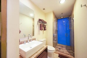 Comfort Condo, Kitchen, Ocean View | Bathroom
