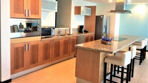 Kondominium Comfort, dapur, pemandangan samudra | Dapur pribadi | Lemari es, microwave, dan peralatan masak/sendok-piring