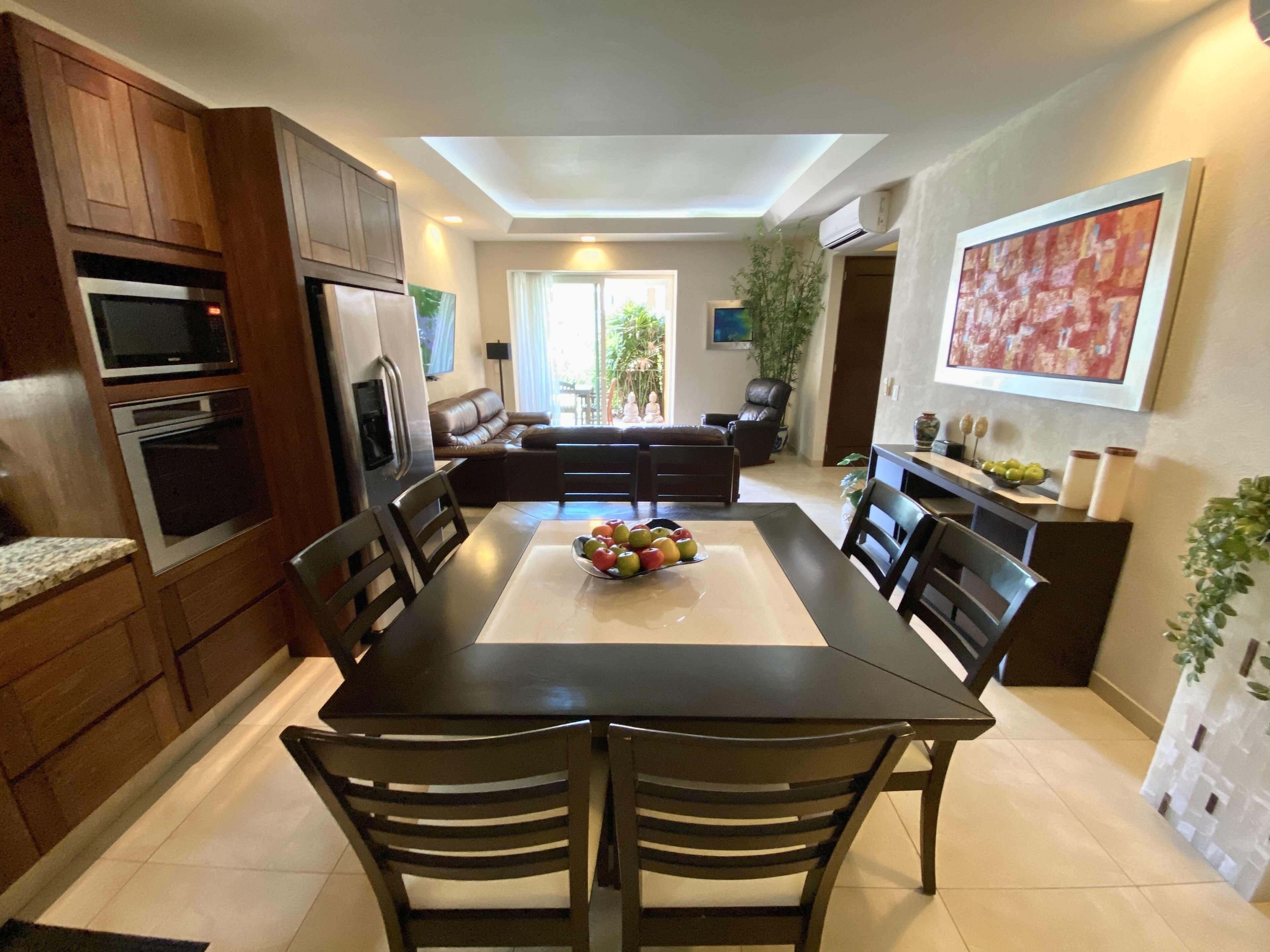 Condo Confort, cocina, vista a la ciudad | Cocina privada | Refrigerador, microondas, utensilios de cocina y comedor 