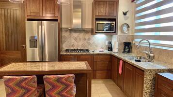 Suite estudio Confort, cocina, vista a la ciudad | Cocina privada | Refrigerador, microondas y utensilios de cocina