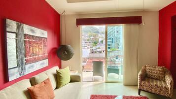 Condo Confort, cocina, vista al océano | Área de sala de estar | Televisión de pantalla plana