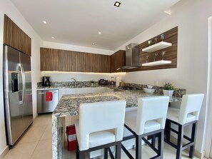 Comfort-Apartment, Küche, Bergblick | Eigene Küche | Kühlschrank, Mikrowelle, Kochgeschirr/Geschirr/Besteck