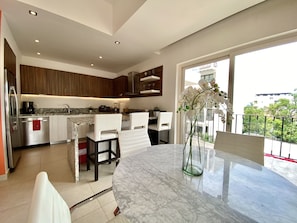 Comfort-Apartment, Küche, Bergblick | Wohnbereich | Flachbildfernseher