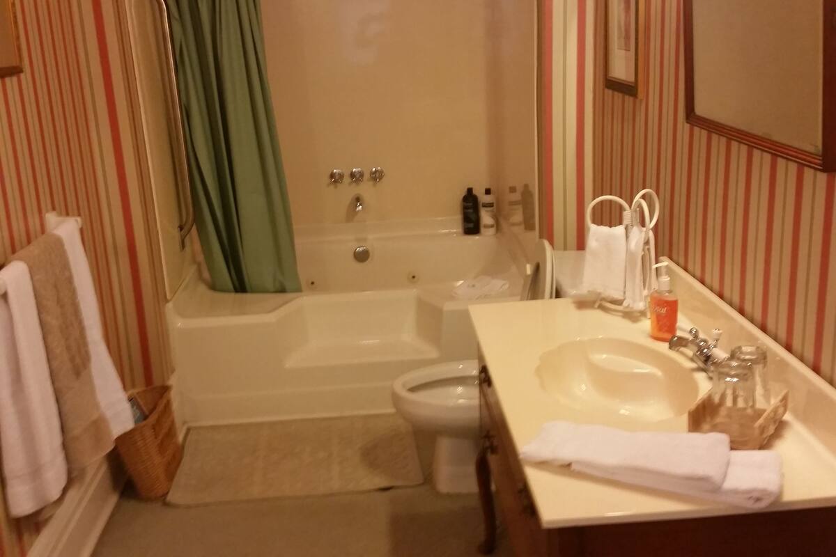 Deluxe huis, 1 queensize bed, uitzicht op tuin | Badkamer | Een bubbelbad, gratis toiletartikelen, een haardroger, handdoeken