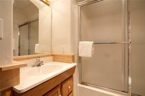 独立别墅, 多张床 (Valley View Home) | 浴室 | 按摩浴缸、吹风机