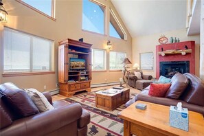 House, Multiple Beds (Valley View Home) | Living room | TV, fireplace, DVD player