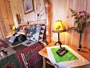 Deluxe-mökki, 1 keskisuuri parisänky | Yksilöllisesti sisustettu, yksilöllisesti kalustettu, pimennysverhot