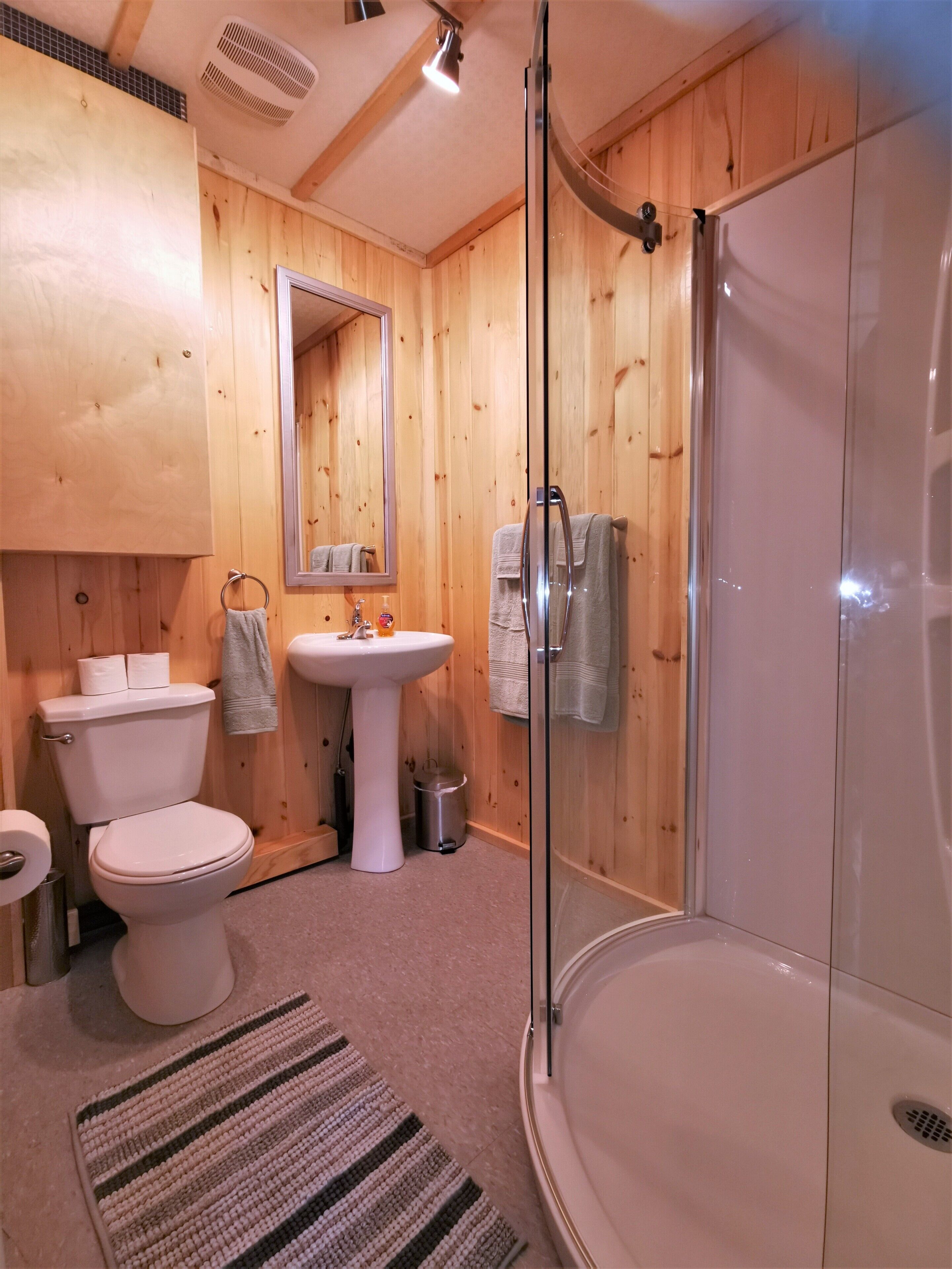 Deluxe Cabin, 1 Queen Bed | Bathroom