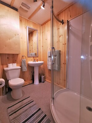Deluxe huisje, 1 queensize bed | Badkamer | Een douche, een hydromassagedouche, handdoeken, zeep