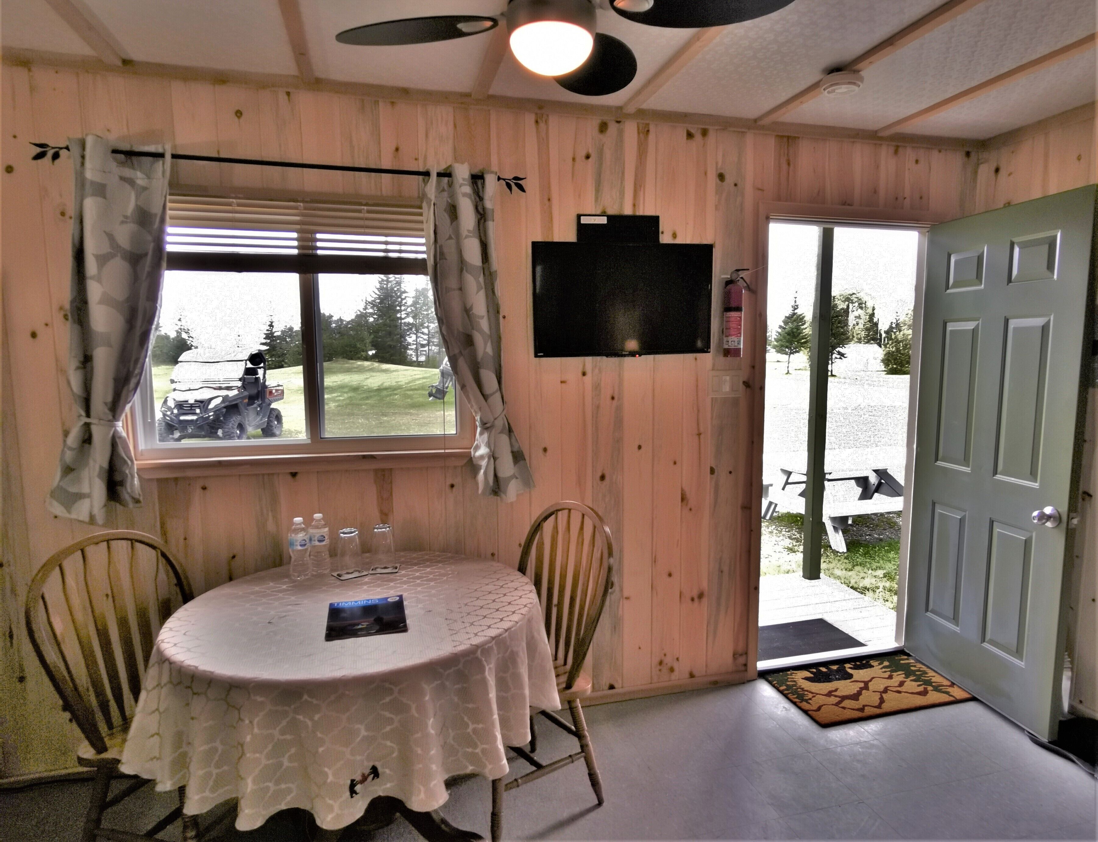 Deluxe Cabin, 1 Queen Bed | Terrace/patio
