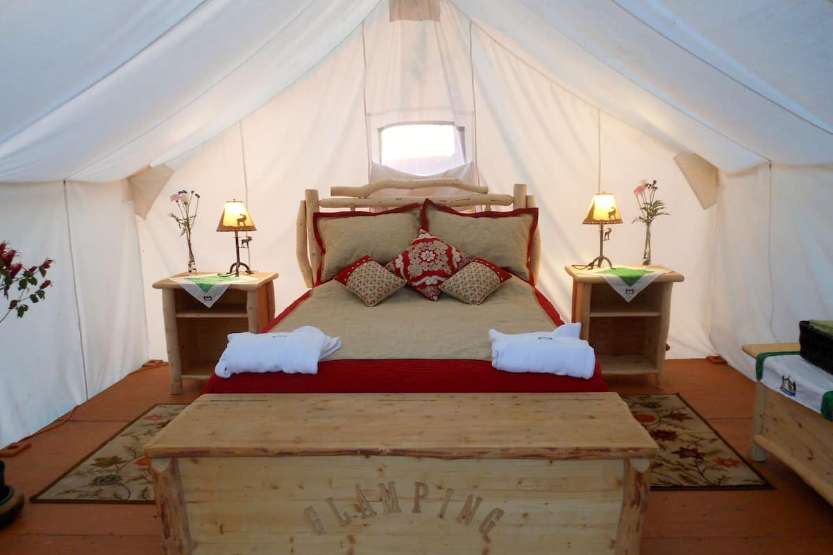 Tienda de campaña, 1 cama Queen size | Decoración personalizada, muebles diferentes y cortinas blackout