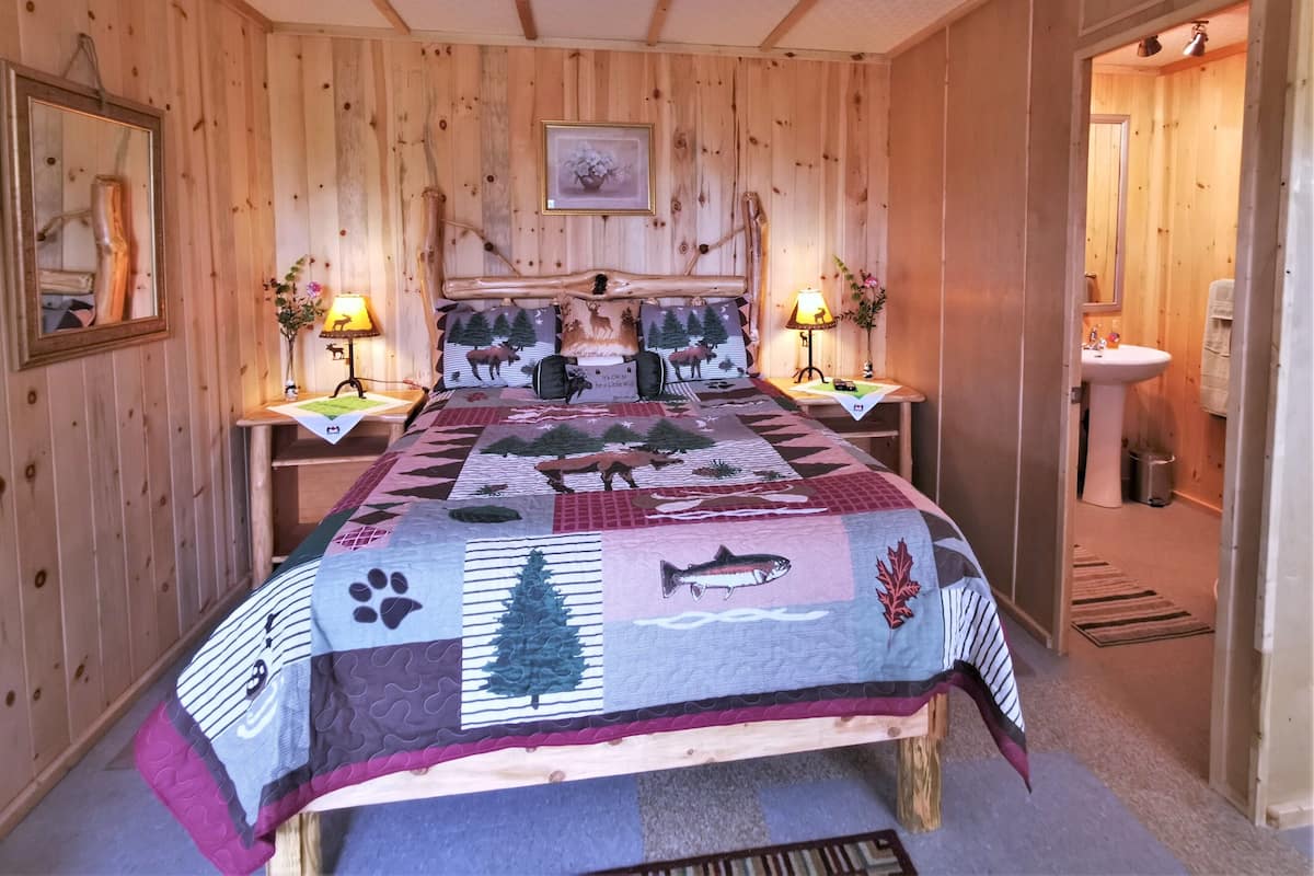 Cabaña Deluxe, 1 cama Queen size | Decoración personalizada, muebles diferentes y cortinas blackout