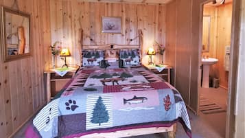 Deluxe Cabin, 1 Queen Bed | Individually decorated, individually furnished, blackout curtains