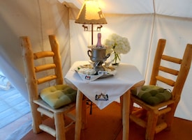Tienda, 1 cama de matrimonio | Servicio de habitaciones - Comidas