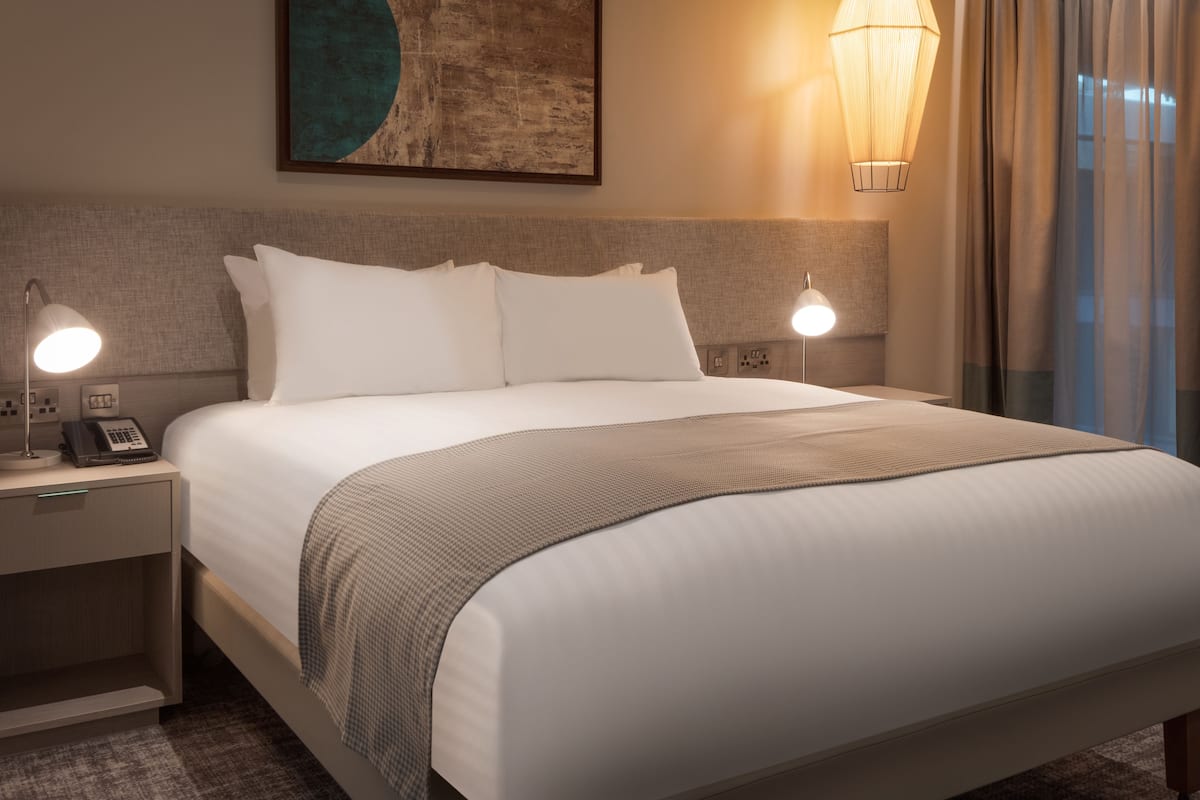 Seprai premium, minibar, brankas, dan meja kerja