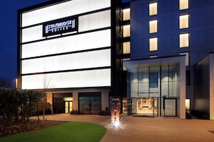 Un moderno edificio de hotel con un letrero llamativo de Staybridge Suites.