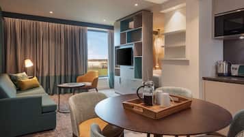 開放式套房, 1 張加大雙人床及 1 張梳化床, 無障礙, 廚房 (Apartment Style) | 1 間睡房、高級寢具、迷你吧、房內夾萬