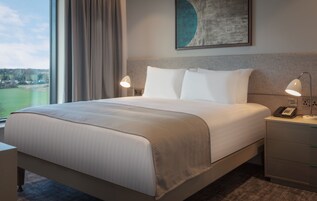 Ropa de cama de alta calidad, minibar, caja fuerte y escritorio