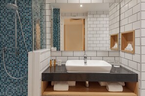 Articles de toilette gratuits, sèche-cheveux, serviettes fournies
