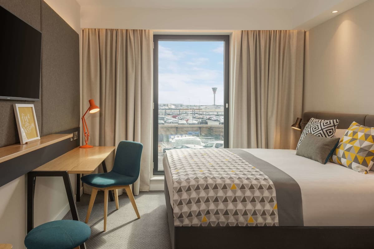 standard room, 1 queen bed (runway view) | 1 bedroom, hypo-allergenic bedding, in-room safe, desk