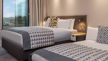 Family Room, 1 Queen Bed (Premium) | Hypo-allergenic bedding, in-room safe, desk, laptop workspace