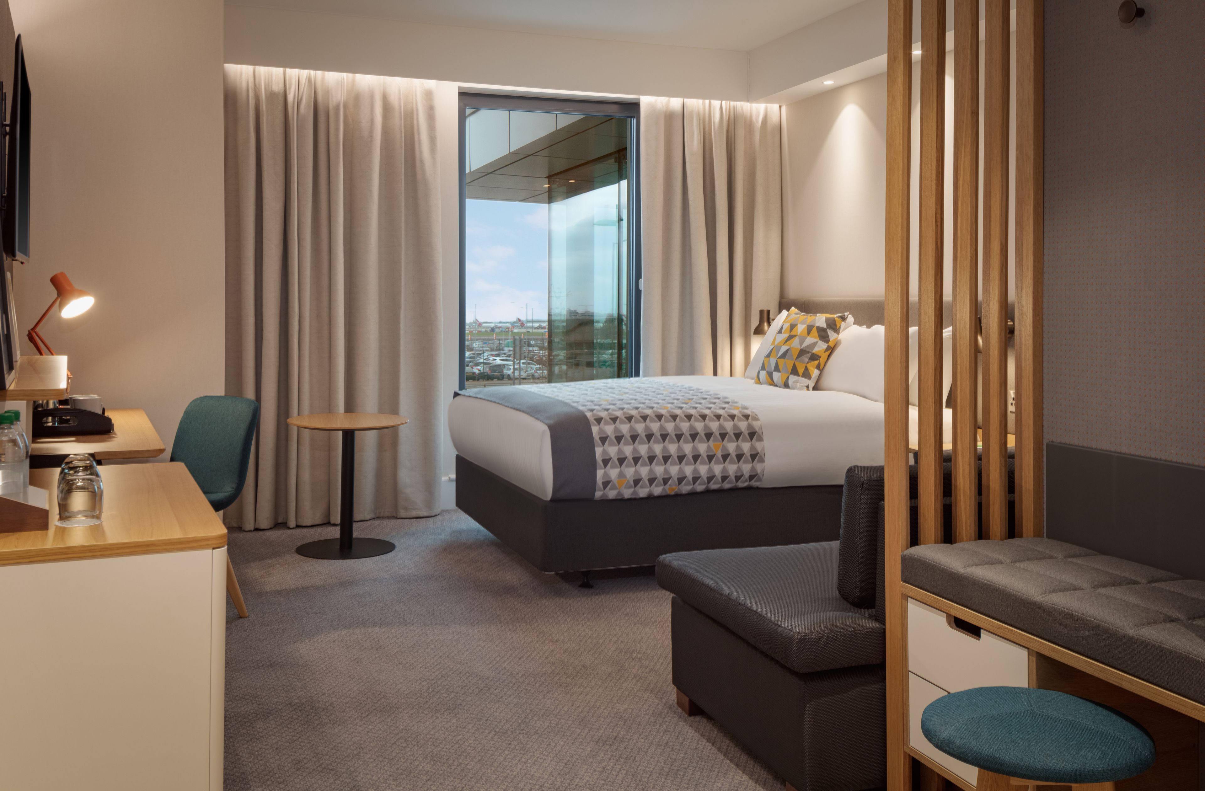 family room, 1 queen bed (premium) | 1 bedroom, hypo-allergenic bedding, in-room safe, desk