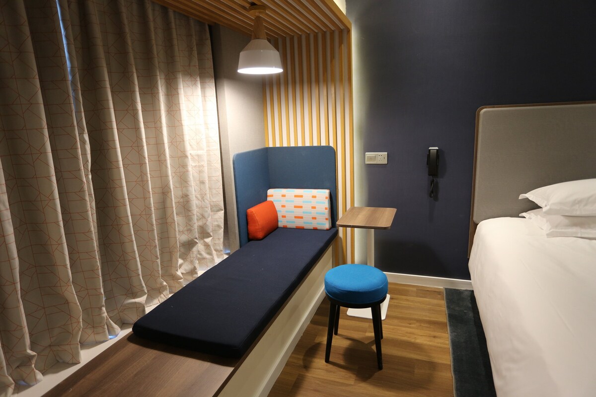 Standard Room, 1 King Bed | In-room safe, desk, soundproofing, free WiFi