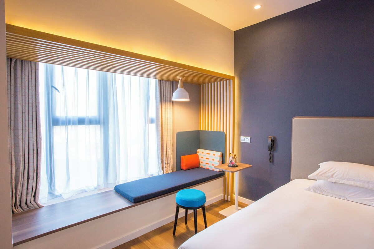 In-room safe, desk, soundproofing, free WiFi