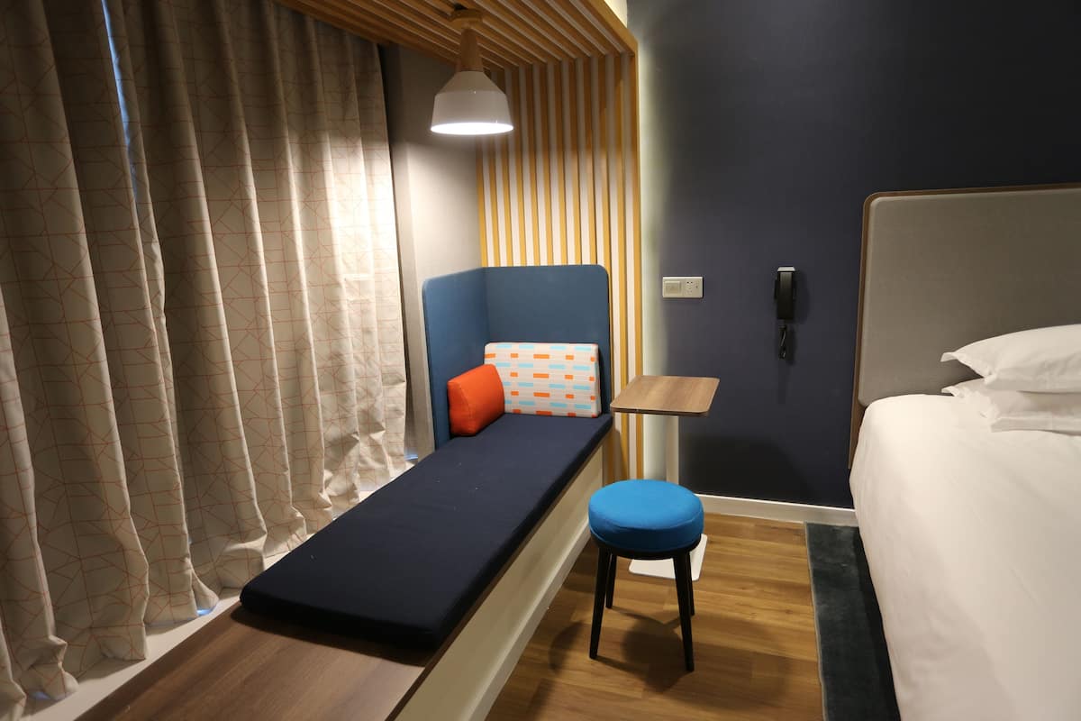 Standard Room, 1 King Bed | In-room safe, desk, soundproofing, WiFi (free)