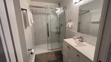 Comfort Suite, 1 Queen Bed with Sofa bed | Bathroom | Combined shower/bathtub, deep-soaking bathtub, free toiletries, towels