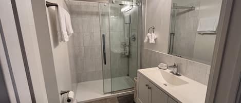 Comfort Suite, 1 Queen Bed with Sofa bed | Bathroom | Combined shower/tub, deep soaking tub, free toiletries, towels
