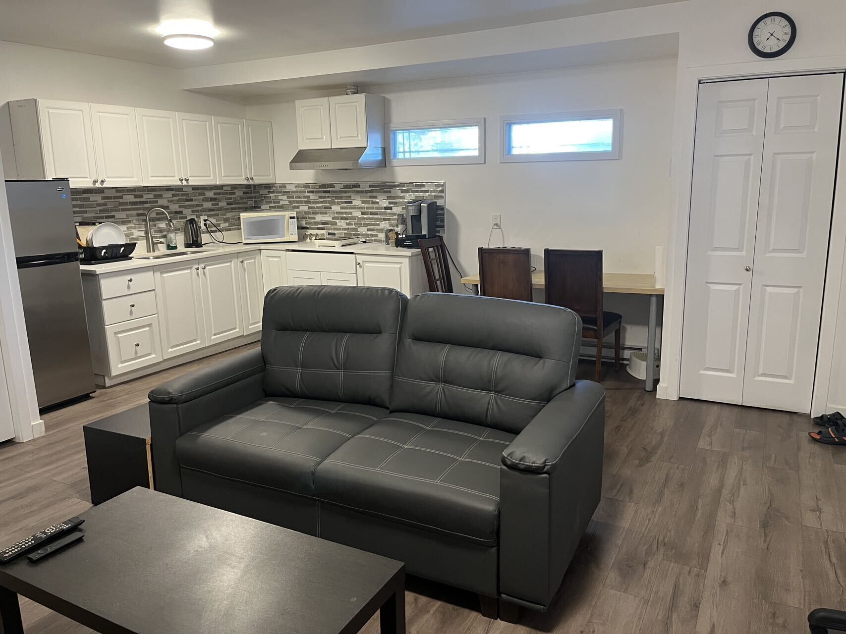 コンフォート スイート クイーンベッド 1 台ソファーベッド付き | 1 室のベッドルーム、デスク、アイロン / アイロン台、WiFi (無料)