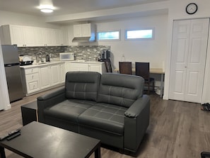 Comfort Suite, 1 Queen Bed with Sofa bed | 1 bedroom, desk, iron/ironing board, free WiFi - Starting Point Family House (Victoria)