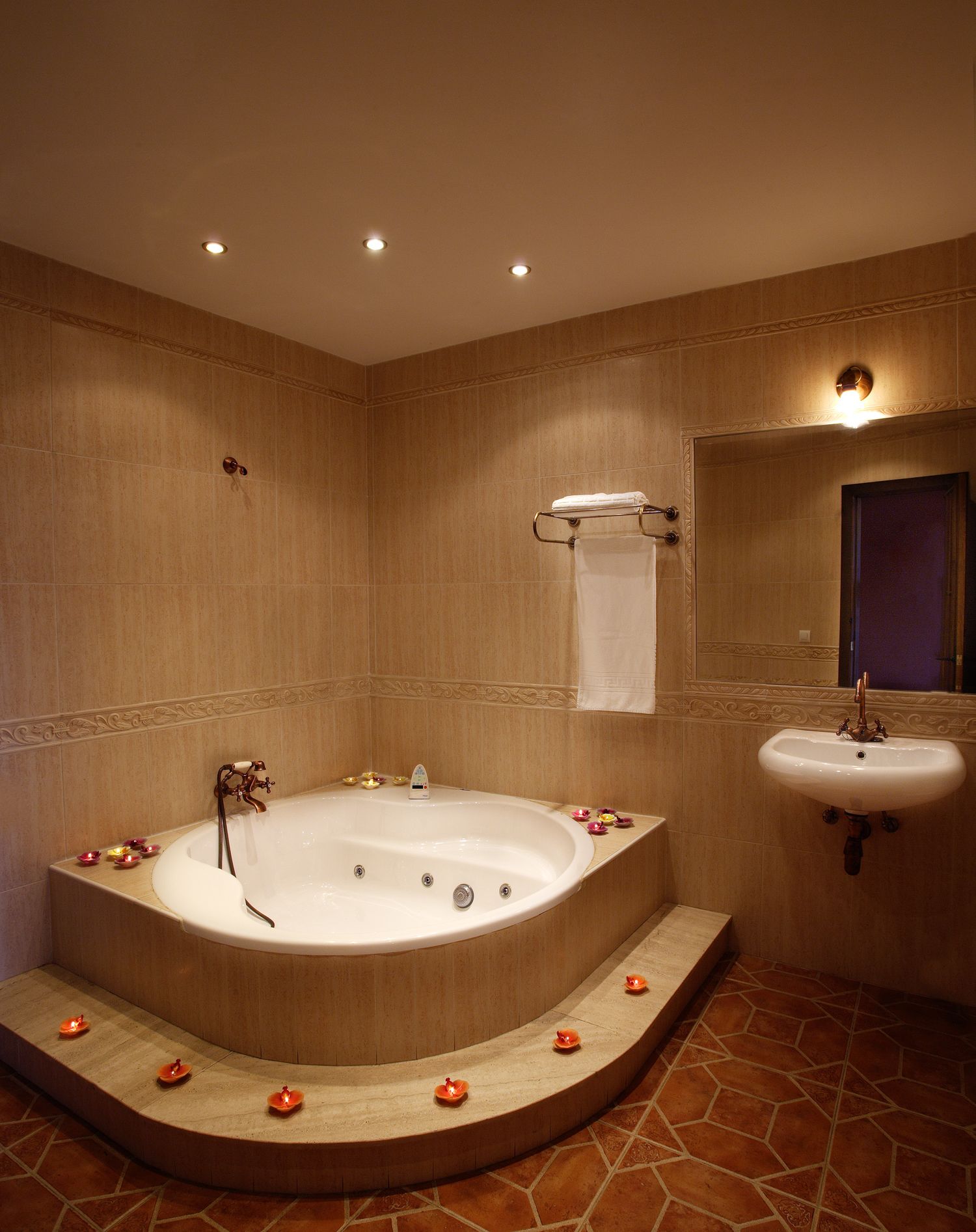 Un baño con una bañera independiente, un lavabo y un espejo.