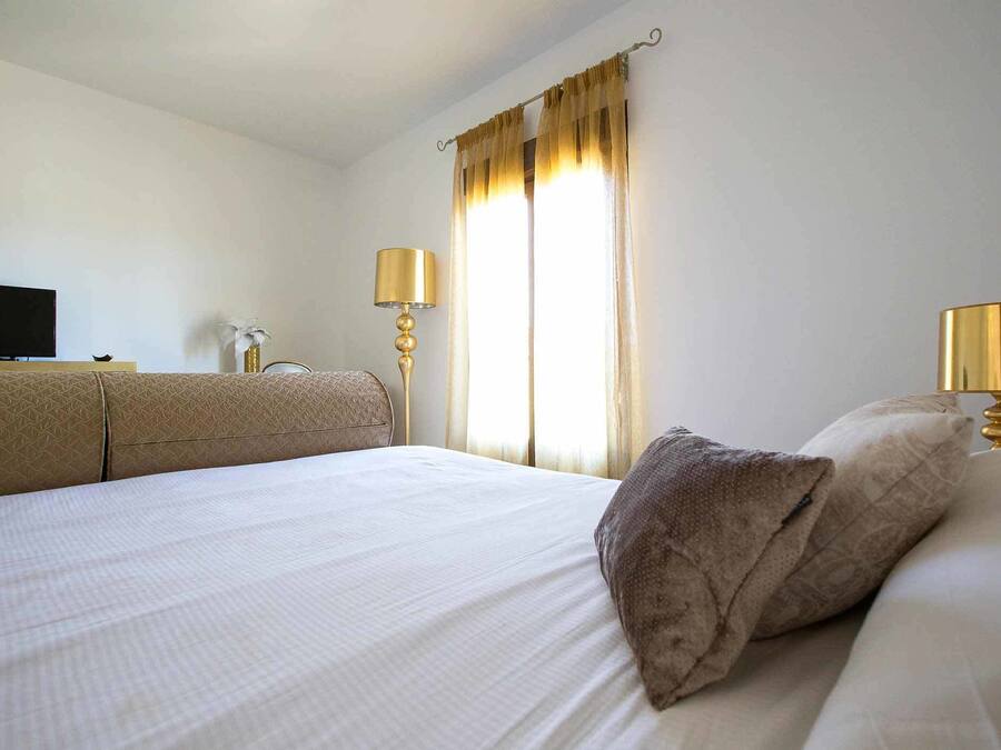 Suite Oro | Schreibtisch, Verdunkelungsvorhänge, kostenloses WLAN, Bettwäsche