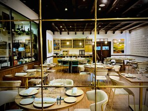 供應早餐、午餐、晚餐;西班牙菜