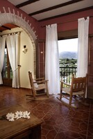 Suite Chocolate | Escritorio, cortinas opacas, wifi gratis y ropa de cama