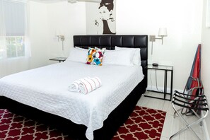 Habitación, 1 cama de matrimonio grande, no fumadores | Zona de estar | Televisión de pantalla plana de 43 pulgadas con canales por cable