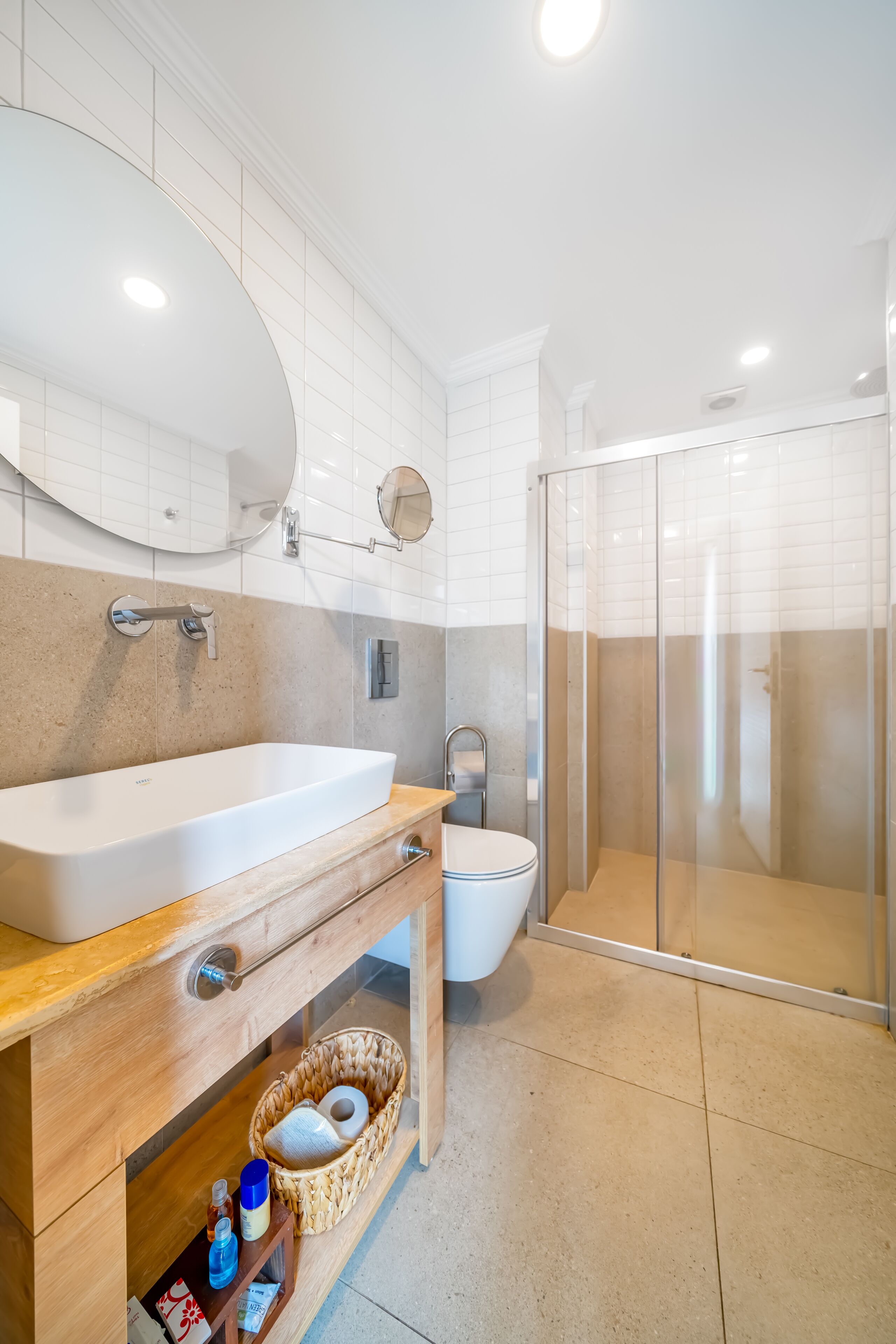 deluxe double room | bathroom | shower, hair dryer, towels