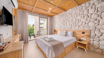 Deluxe Double Room, Smoking, Lanai | Free WiFi, bed sheets