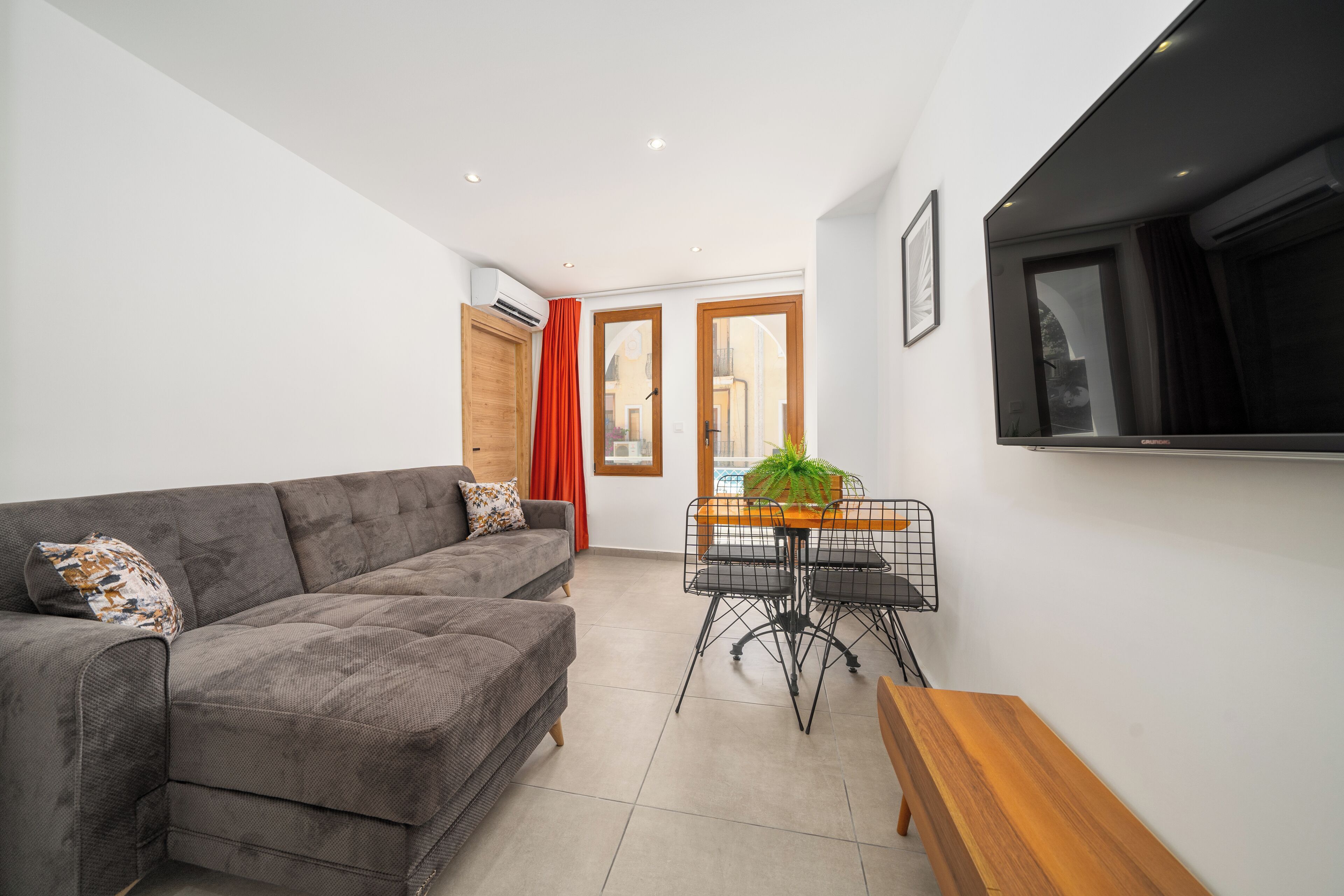 suite (ek bina) | living area | 35-inch lcd tv with satellite channels