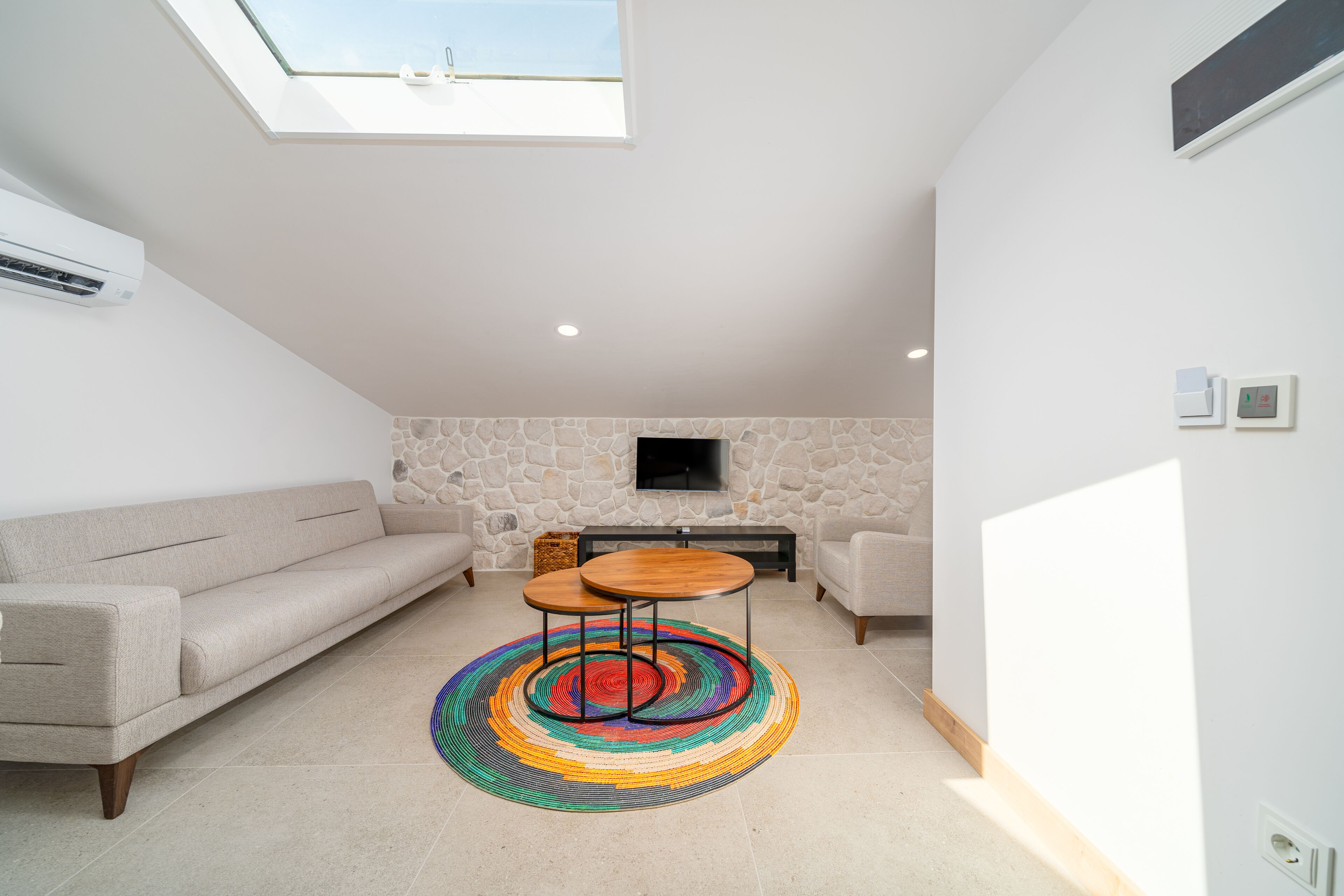 penthouse | living area | 35-inch lcd tv with satellite channels