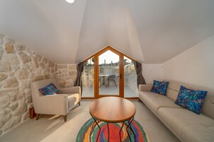 Ático | Zona de estar | Televisión LCD de 35 pulgadas con canales por satélite