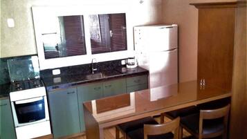 Kamar, 2 kamar tidur | Dapur pribadi | Lemari es, microwave, oven, dan peralatan masak/sendok-piring