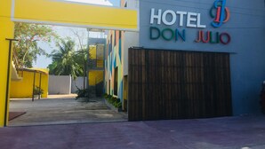 Property entrance - Hotel Don Julio (San Benito)