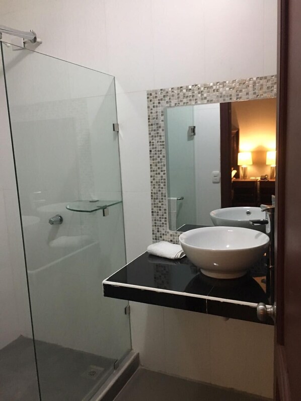 Regadera, amenidades de baño gratuitas, toallas 